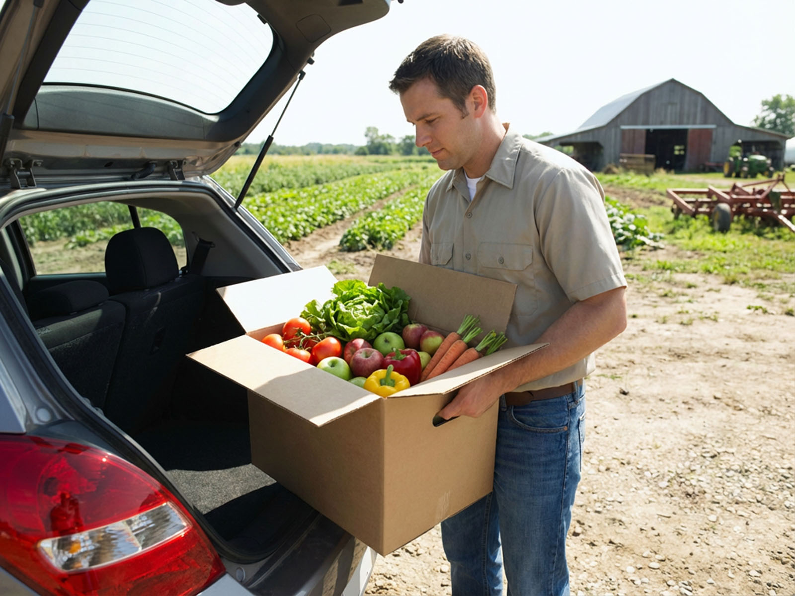 CSA delivery being loaded into a customer's car